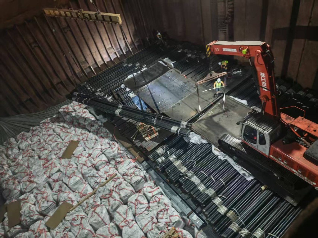 Breakbulk cargo hold loading and timber dunnage securing for 3LPE line pipes